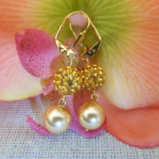 Mirdzošie pērļu auskari